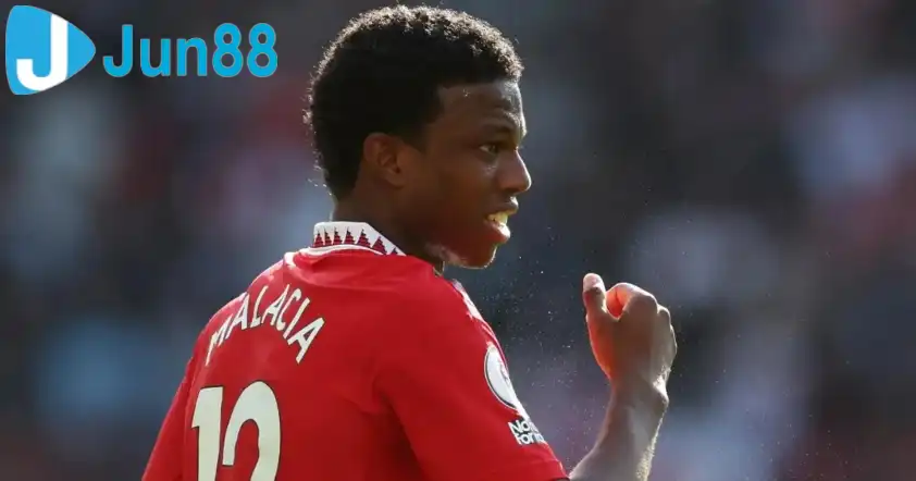 Malacia chuẩn bị đến Thổ Nhĩ Kỳ (ảnh: Tribuna).