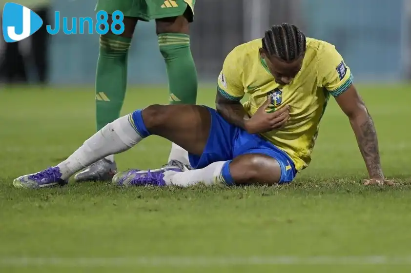 Pedro vẫn tiếp tục trận đấu sau sự cố. (Ảnh: Twitter)