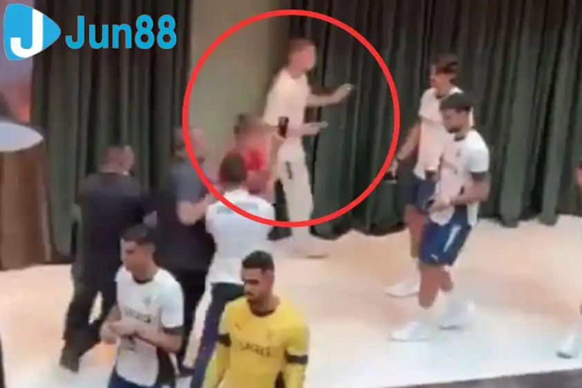 Người hâm mộ này cùng với một người hâm mộ khác sau đó đã được an ninh hộ tống đi (Ảnh: Daily Mail). Người hâm mộ này cùng với một người hâm mộ khác sau đó đã được an ninh hộ tống đi (Ảnh: Daily Mail).