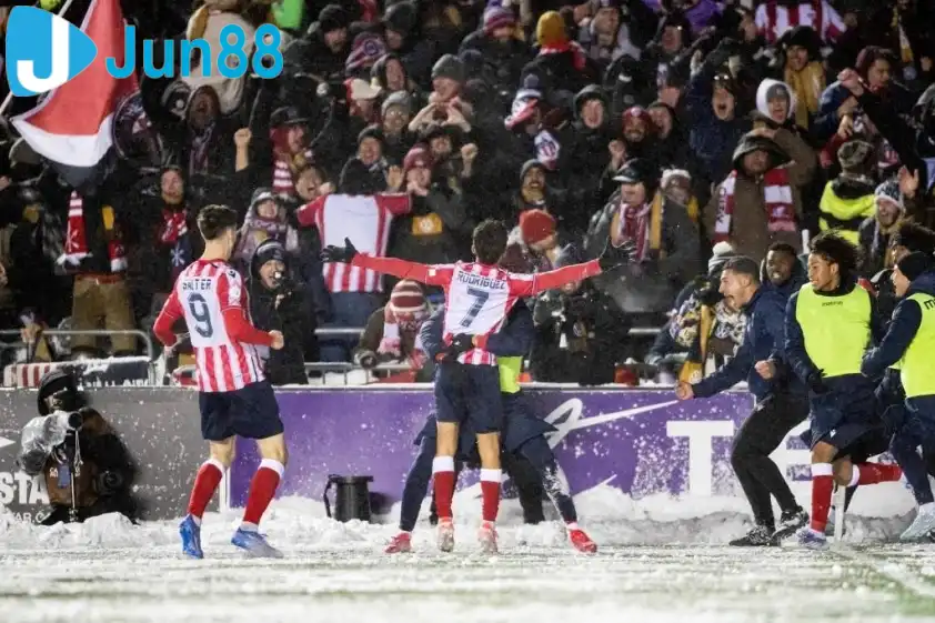 2 bàn thắng của Rodriquez làm nổ tung cả khán đài. (Ảnh: AP)