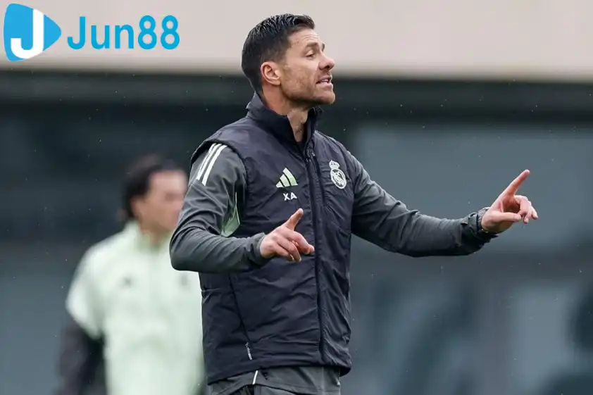 HLV Xabi Alonso thấu hiểu quyết định của Mbappe khi nhường penalty cho Vinicius (Ảnh: CLB)